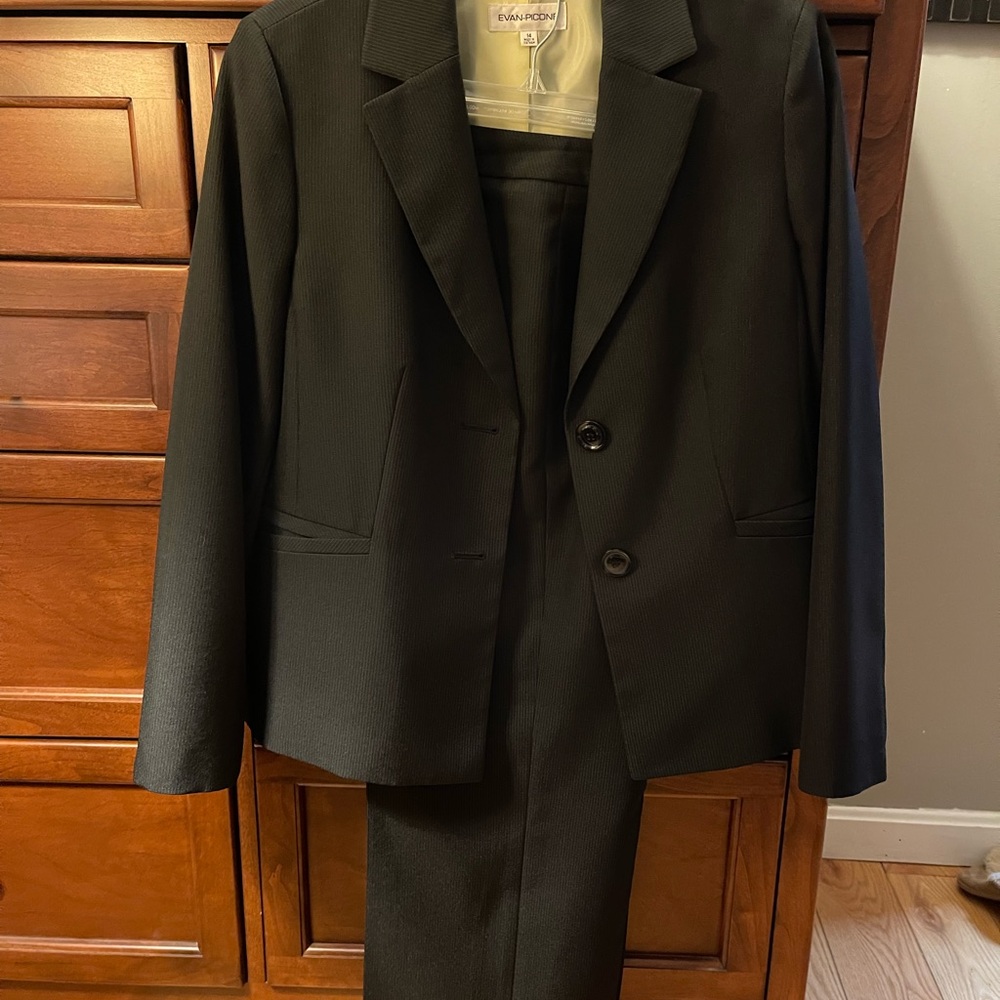 Evan Picone Two-Piece Women's Suit Jacket & Pants - Picture 2 of 4